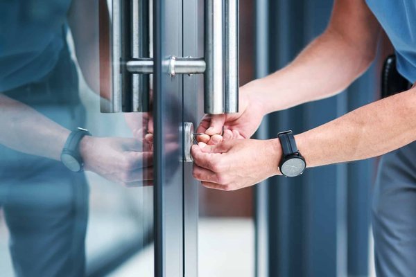 Comment les serruriers disponibles 24/7 vont au-delà du déblocage de portes ?
